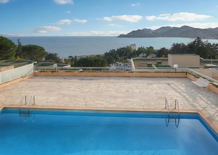 Auré-parking-piscine-terrasse-vca Cannes